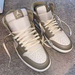 Jordan 1 Mid College Grey